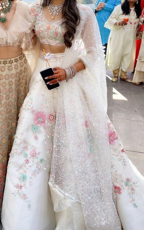 White Lehenga, Simple Lehenga, Trendy Outfits Indian, Indian Outfits Lehenga, Wedding Lehenga Designs, Lehenga Designs Simple, Traditional Indian Dress, Salwar Kamiz, Indian Dresses Traditional