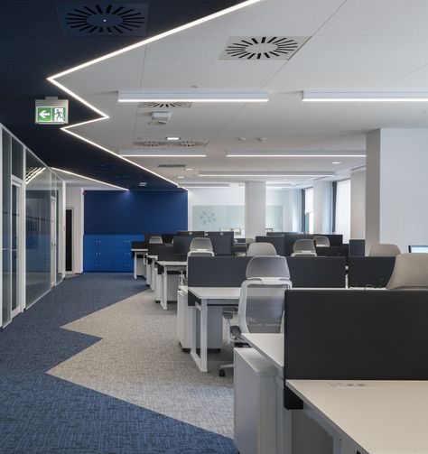 PPG Industries Offices - Wroclaw Triangle Office Design, Black White And Blue Office, Blue And White Office, Modern Office Design Inspiration, Modern Office Interior Design, Office Inspiration Workspaces, Zoom Wallpaper, Open Concept Office, Open Office Design