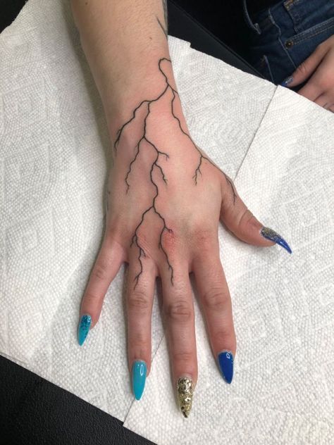 Lightning Hand Tattoo, Tattoos Lightning, Hand Impression, Blitz Tattoo, Tattoo Main, Many Tattoos, Lightning Bolt Tattoo, Hand Tattoo Ideas, Kpop Tattoos