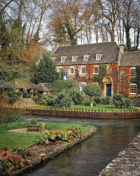 Country Living Uk, British Cottage, England Aesthetic, Cotswolds England, Peisaj Urban, Dream Cottage, The Cotswolds, English Countryside, Cottage Homes