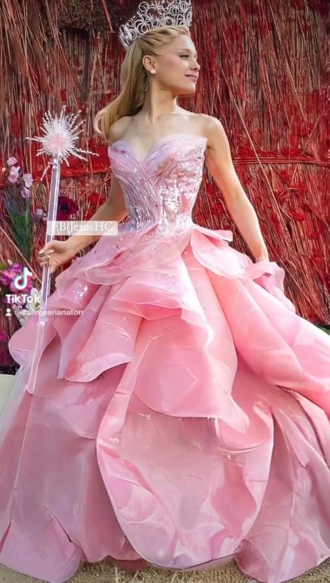 Glinda Dress Wicked, Glenda Ariana Grande, Glinda Hair, Galinda Costume, Ariana Glinda, Glinda Dress, Galinda Upland, Glinda Costume, Wicked Movie