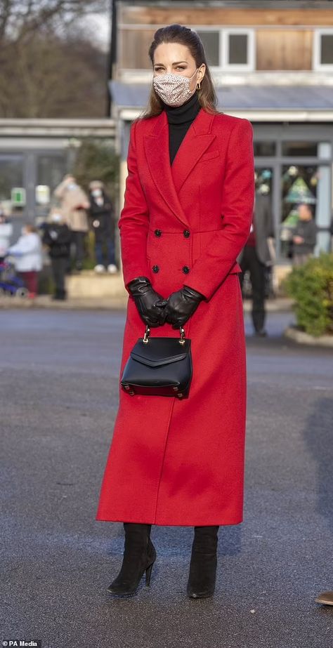 Red Coat Outfit, Kate Princess, Herzogin Von Cambridge, Recycled Outfits, Cambridge Family, Red Plaid Scarf, Princess Katherine, Red Plaid Skirt, Kate Middleton Photos