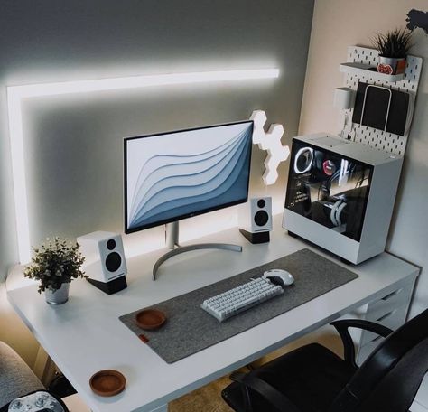 30 Aesthetic Desk Setups for Creative Workspace White Desk Setup, Aesthetic Desk Setup, 30 Aesthetic, White Computer Desk, Computer Desks For Home, Computer Desk Setup, Aesthetic Desk, Desk Setups, Home Studio Setup