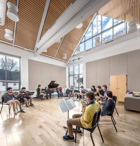 The music studios are acoustically separated from other building spaces, with vaulted ceilings that support student musicians. The rooms can be changed to suit an ensemble’s need, whether it be for advanced rock band practice or chamber music rehearsal. Photo credit: Jonathan Hillyer Music School Architecture, School Music Room Design, Music School Plan, Music Room School, Music Practice Room, Modern Music Room, Music Workshop, Workshop Architecture, Acoustic Architecture