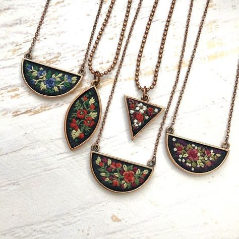 Brags on You! - No. 46 - Nunn Design Embroidery Jewelry Patterns, Embroidered Jewelry Handmade, Hand Crafts Ideas Creative, Embroidery Jewelry Diy, Fabric Jewelry Handmade, Stitch Patterns Embroidery, Hand Embroidered Pendant, Jewelry Embroidery, Flower Jewelry Designs