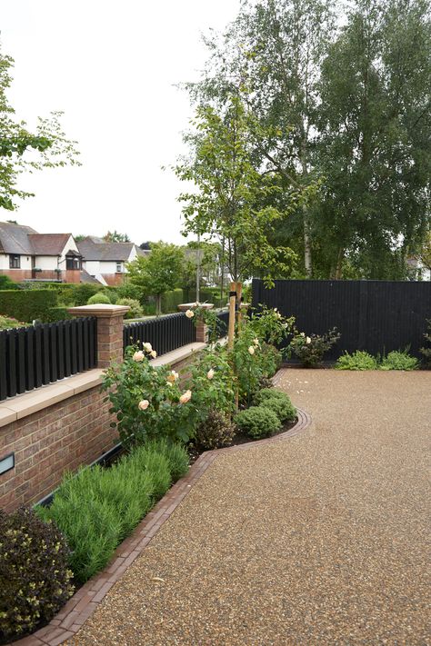 Gravel Driveway Landscaping, Front Driveway Ideas, Front Garden Ideas Driveway, Garden Ideas Driveway, Driveway Entrance Landscaping, Small Front Gardens, Front Gardens, Front Garden Landscape, Driveway Design