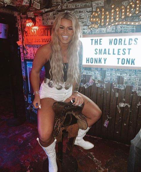 Hot Cowgirl Outfit Winter, Things To Do In Nashville For 21st Birthday, Aaron Lewis Concert Outfit, Country Going Out Outfits Night, Tortuga Outfits, Country Bar Outfits, Honky Tonk Outfit, Country Bar Outfit Night, Southern Fits