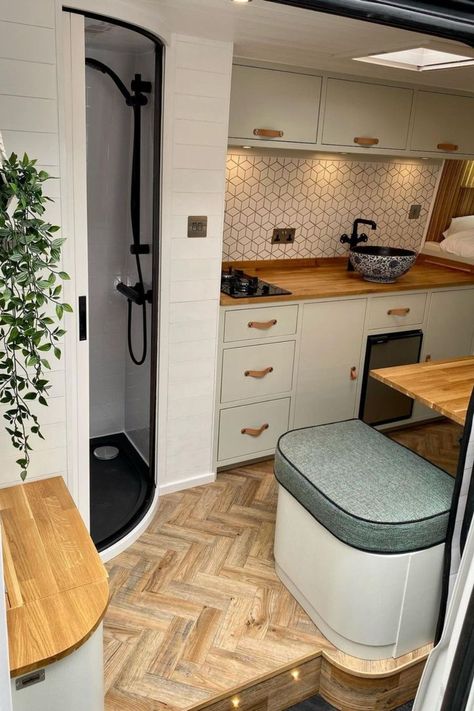 Luxury Campers, Camper Diy, Tiny House Camper, Van Conversion Interior, Diy Camper Remodel, Caravan Interior, Recipes Summer, Campervan Life, Build A Camper Van