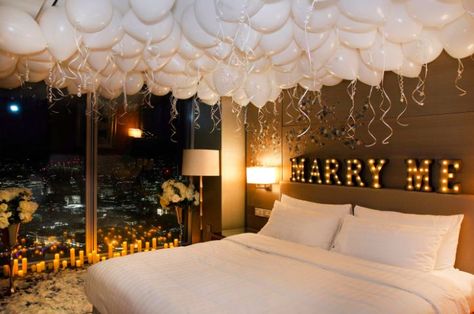 Engagement Room Decoration Ideas, Engagement Room Decoration, Proposal Room Decoration Ideas, Wedding Hotel Room Decorations, Bedroom Proposal Ideas, Proposal Set Up Ideas At Home, Hotel Room Proposal Ideas, Amazing Proposals, At Home Proposal Ideas