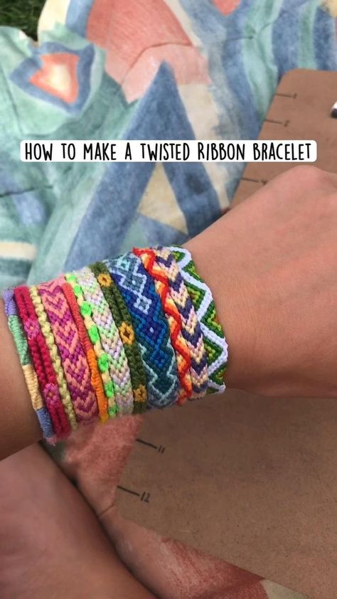 Twisted Ribbon Bracelet, Bracelet Patterns Easy, Cute Friendship, Diy Bracelets With String, String Bracelet Patterns, Diy Friendship Bracelets Tutorial, Braided Bracelet Diy, Ribbon Bracelet, Friendship Bracelet Patterns Easy