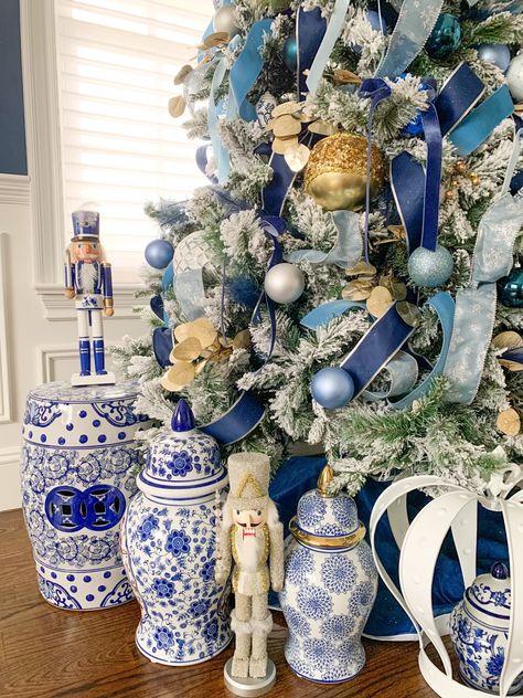 Chinoiserie Christmas Decor Ideas, Blue Green Christmas Tree, Blue Christmas Decor Ideas, Blue And White Christmas Decor, Blue And White Christmas Tree, Diy Chinoiserie, Chinoiserie Christmas Tree, Toile Christmas, Grandmillennial Style