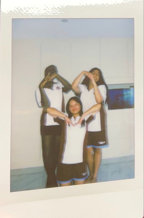 Funny Polaroid Pictures Ideas, Polaroid Pictures Selfies, Insta Photo Ideas Trio, Trio Polaroid Pictures, Trio Pic Ideas Aesthetic, Cute Polaroid Pictures With Friends, Polaroid Poses Friends, Aesthetic Polaroid Pictures Ideas, Cool Polaroid Pictures Ideas