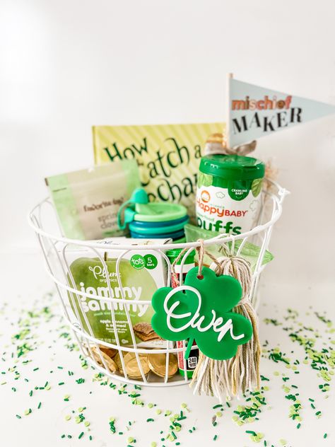 The cutest St. Patricks Day basket for your little one! St Patricks Basket For Kids, St Patrick's Day Baskets Gift Ideas, St Patricks Day Basket Ideas Kids, St Patricks Day Basket Ideas, St Patrick’s Day Gift Basket, Gift Baskets For Kids, March Decor, Kids School Gifts, Baskets For Kids