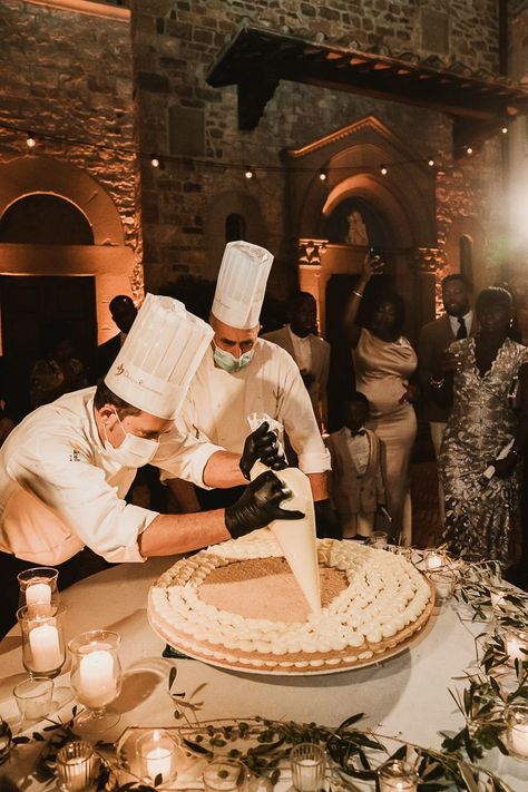 Lively & elegant wedding reception in the Tuscan countryside. Italian Wedding Dinner Ideas, Italian Wedding Cocktails, Italian Desserts Wedding, Authentic Italian Wedding, Luxury Italian Wedding, Tuscan Wedding Food, Italy Wedding Reception, Tuscany Wedding Cake, Tuscany Inspired Wedding