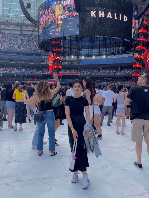 #concert #edsheeran #khalid #rogerscentre #toronto #canada #stadium #music #ootd #outfitideas #instafashion Ootd Konser Musik Casual, Concert Picture Ideas Instagram, Outfits For Music Festivals, Lany Concert Outfit, Coldplay Concert Outfit Ideas, Concert Ed Sheeran, Coldplay Outfit, Ed Sheeran Concert Outfit, Lany Concert