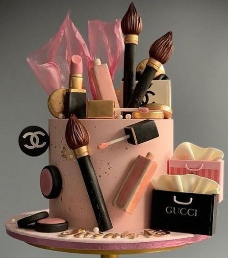 Cake Designs For Beginners, Best Birthday Cake Designs, Makeup Birthday Cakes, Fashionista Cake, Unique Birthday Cake, Bolo Paris, Simple Birthday Cake Designs, 3d Dort, Birthday Cake Designs