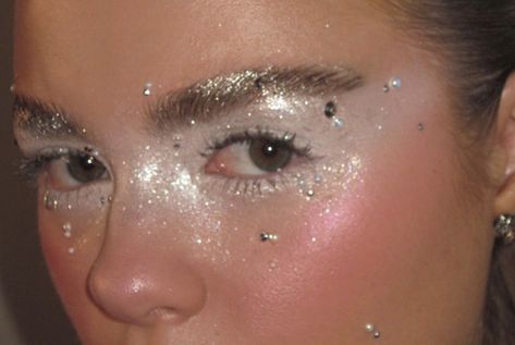 Glittery makeup, glitter aesthetic Matte Make Up, Halloween Makeup Look, Maquillage On Fleek, Smink Inspiration, Ethereal Makeup, Dope Makeup, Make Up Inspo, Maquillage Halloween, Glitter Makeup