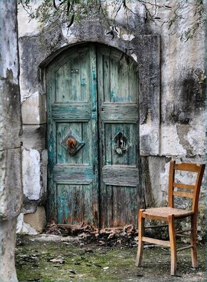 Bellasecretgarden — (via Pin by Carla Van Galen on Old Doors |... معرض فني, फोटोग्राफी 101, Cool Doors, Rustic Doors, Green Door, Photo Background Images, Color Guard, Old Door, Old Doors