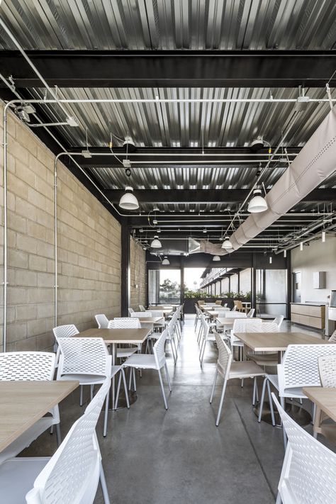 Plafon Industrial, Steel Restaurant, Metal Building Designs, Asma Kat, Factory Interior, Industrial Cafe, Outdoor Restaurant Design, Metal Deck, Industrial Office Design