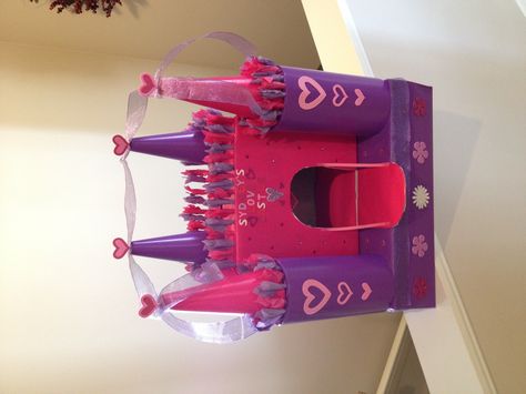 Valentines box castle, card slot on top of box! Unique Valentine Box Ideas, Homemade Valentine Boxes, Valentine's Boxes, Girls Valentines Boxes, Diy Valentines Box, Valentine Boxes For School, Princess Valentines, Kids Valentine Boxes, Baby Valentines