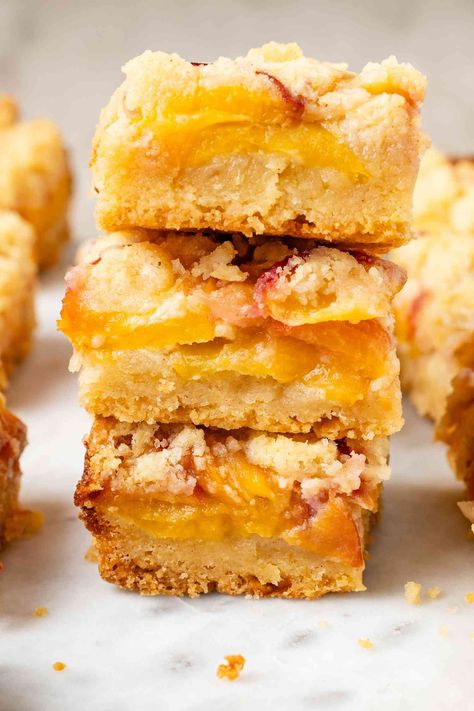 Peach Crumb Bars, Peach Pie Bars, Peach Crumble Bars, Peach Filling, Crumb Bars, Pie Bar Recipes, Peach Crumble, Peach Desserts, Crumble Bars