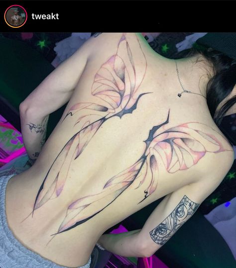 Wings Back Tattoo, Fairy Wing Tattoos, Butterfly Wing Tattoo, Girl Spine Tattoos, Wing Tattoos On Back, Alas Tattoo, Wing Tattoo Designs, Fairy Tattoo Designs, Pretty Tattoos For Women