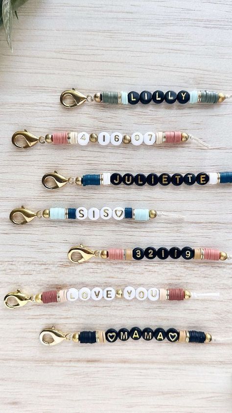 In this tutorial I'll show you how to make a personalized letter bead keychain. This is a quick craft project that you'll love to carry on your key ring - and it makes a great DIY gift too! Both video tutorial and written instructions are available. #DIYkeychain #letterbeadkeychain #personalized #DIYgift #easycraft #summercraft #tutorial Bead Keychain Tutorial, Make A Letter, Keychain Tutorial, Bead Keychain, Keychain Craft, Beaded Keychain, Beaded Bracelets Tutorial, Gelang Manik, Clay Bracelet