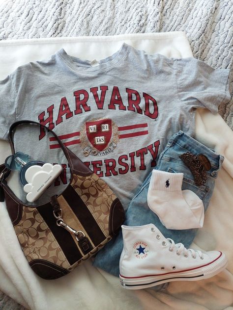 Harvard Shirt Outfit, Yale Tshirt Outfit, Harvard Student Outfit, Harvard Outfit Aesthetic, Harvard Clothes, Harvard Outfit, Blonde 2024, Harvard Shirt, Harvard Sweater