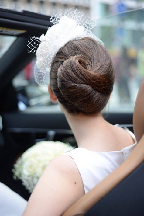 Designer Ivory Flowers Veil Pillbox Hat, Bridal Fascinator With Birdcage Veil, Elegant Wedding Pillbox Hat - Etsy UK Mini Hats, Bridal Fascinator, Birdcage Veil, Wedding Fascinators, Pillbox Hat, Ivory Flowers, Pill Boxes, Wedding Veil, Bird Cage