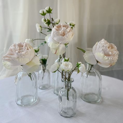 Reasons To LOVE Bud Vases at Weddings - UK Wedding Styling & Decor Blog - The Wedding of My Dreams Small Vase Centerpiece Round Table, Behind Top Table Decor Wedding, Bottle Vases Wedding, Highley Manor, Glass Wedding Centerpieces, Timeless Wedding Decor, Bud Vases Arrangements, Wildflower Centerpieces, Glass Bottle Vase