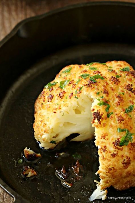 Baked Cauliflower Recipe, Pasta Vegetariana, Mediterranean Spices, Whole Roasted Cauliflower, Cauliflower Recipe, Baked Cauliflower, Think Food, Idee Pasto Sano, Cauliflower Recipes