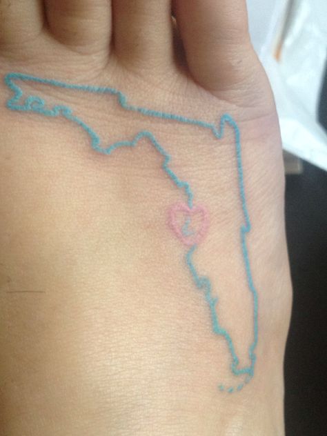 Tattoo of my home state, Florida. No matter where I am, home is where the heart is! #tattoo #florida #statepride Florida Tattoo, State Tattoos, Florida Tattoos, Pride Tattoo, Tattoo Zeichnungen, Anna Maria Island, Best Friend Tattoos, Time Tattoos, Friend Tattoos