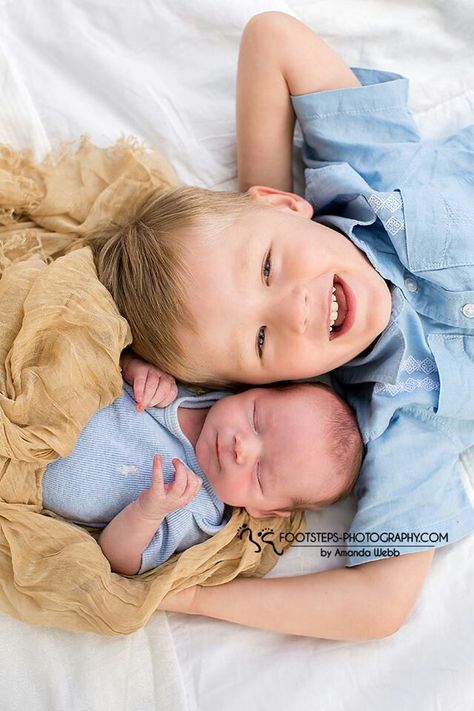 Brothers...too freaking cute Brothers Pictures, Newborn Family Pictures, Newborn Sibling, Baby Boy Newborn Pictures, Foto Kids, Baby Boy Newborn Photography, Newborn Photography Boy, Newborn Family Photography, 동화 삽화