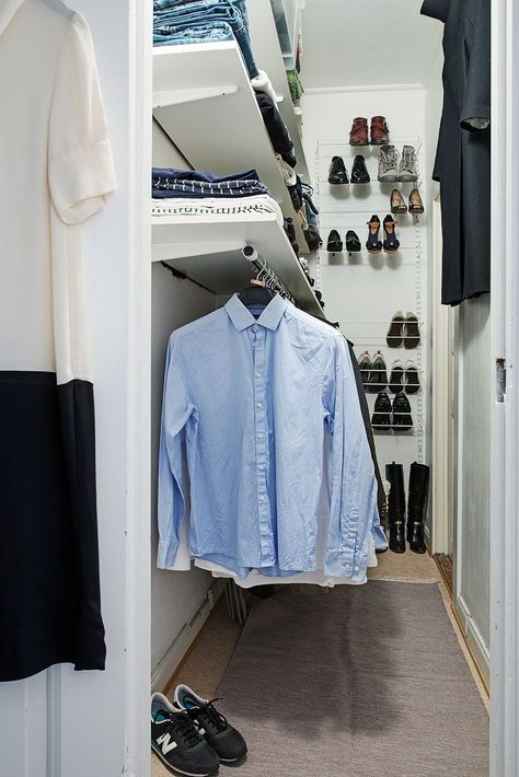 Ideas Para Hacer Closet Caseros, Narrow Coat Closet, Long Narrow Closet, Narrow Closet Organization, Narrow Walk In Closet, Narrow Closet Design, Narrow Wardrobe, Small Closet Design, Narrow Closet