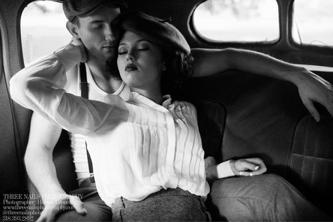 A great "Bonnie & Clyde" engagement session by Three Nails Photography <3 Bonny And Clide, Gangster Wedding, Bonnie And Clyde Photos, Nails Photography, Cute Couples Costumes, Bonnie Parker, Rockabilly Wedding, Bonnie And Clyde, Wedding Renewal Vows