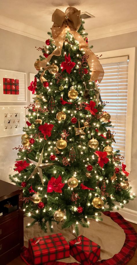 Christmas Tree Inspo, Red Gold Christmas, Gold Christmas Tree Decorations, Red And Gold Christmas Tree, Christmas Dreaming, Christmas Tree Decorating Themes, Christmas Tree Decorations Diy, Christmas Decor Inspiration, Christmas Themes Decorations