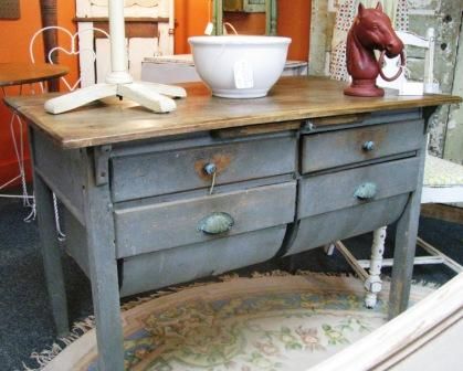 Bakers table, once I get around to refurbishing mine, it will make an amazing island. Antique Flour Bin, Bread Table, Baking Table, Bakers Cabinet, Rustic Painted Furniture, Bakers Table, Sweet Home Style, Hoosier Cabinets, Painted Things