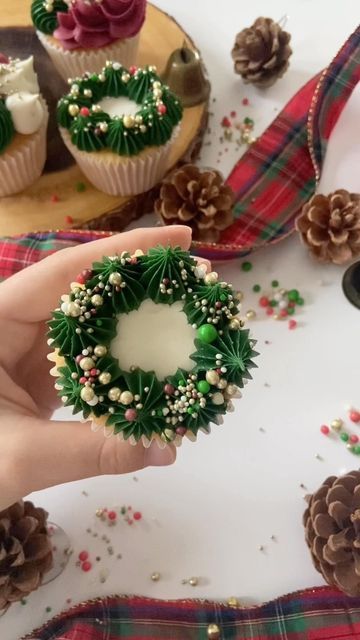 Christmas Piping Ideas, Christmas Wreath Cupcakes, Christmas Buttercream Cupcakes, Christmas Cake Wreath, Christmas Buttercream, Gingerbread Buttercream, Frosted Christmas Wreath, Wreath Cupcakes, Green Buttercream