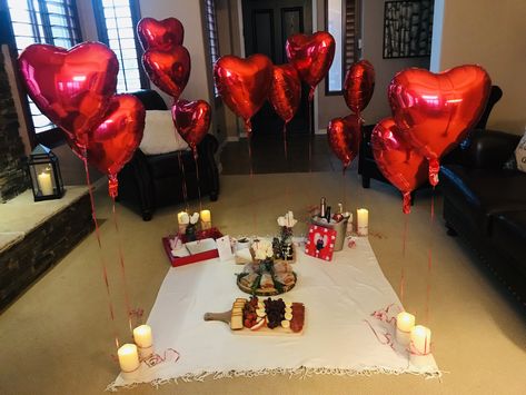 Indoor picnic Indoor Picnic Date, Romantic Home Dates, Romantic Dinner Decoration, Romantic Room Surprise, Romantic Valentines Day Ideas, Surprise Boyfriend, Indoor Picnic, Picnic Dinner, Romantic Date Night Ideas