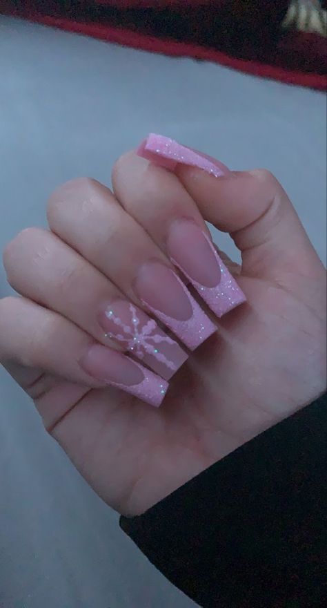 Pink Sweater Nails Acrylic, Pink Glitter Nails Christmas, Pink Nails Snowflakes, Pink Christmas Nails French Tips, Pink French Tip Nails With Snowflake, Pink French Tips With Snowflakes, Pink Snowflake Nail Design, Short Coffin Acrylic Nails Christmas, Textured Glitter Nails