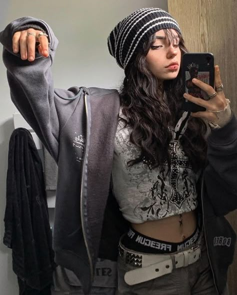 Bisexual Aesthetic Outfit, Soft Emo Outfits, Gender Fluid Hair, Stile Ragazza Skater, Soft Emo, Soft Grunge Hair, Soft Grunge Outfits, Gender Fluid Fashion, Gender Fluid