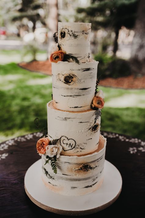 Birch Tree wedding cake #birchtree #birchweddingcake #weddingcake #outdoorwedding #summerwedding #backyardwedding Aspen Cake Wedding, Wedding Cake Tree Bark, Wedding Cake Ideas Autumn, Birch Wood Wedding Cake, Birch Cake Wedding, Aspen Tree Cake, White Birch Cake, Aspen Wedding Cake, Aspen Tree Wedding Cake