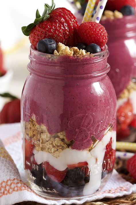 Triple Berry Smoothie, Snack Jar, Healthy Shakes, Snack Jars, Smoothie Bowls, Meals In A Jar, Nutritious Snacks, Berry Smoothie, Breakfast On The Go