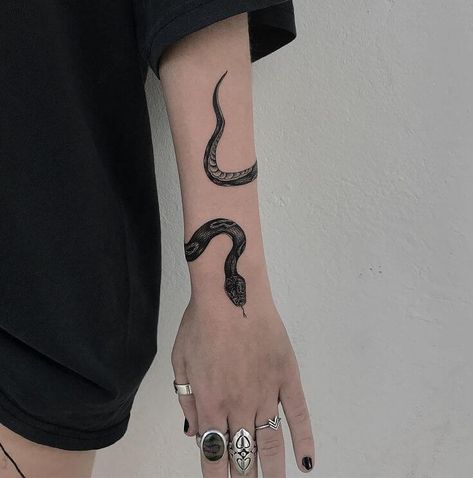 Small Snake Tattoo, Tattoo Placements, Pola Tato, Serpent Tattoo, Tattoo Old School, Snake Tattoo Design, Inspiration Tattoos, Cat Tattoos, Tiny Tattoo