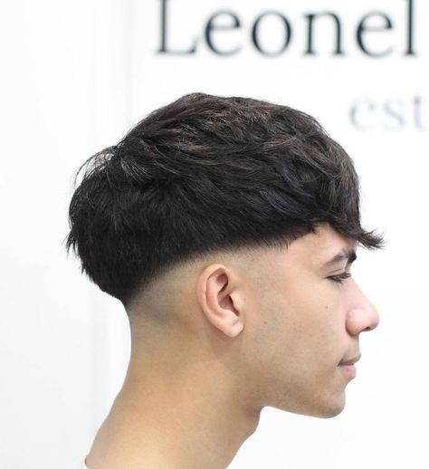 Stylish V-Shaped Haircuts for the Modern Man Aesthetic Haircuts For Boys, Los Fade, Low Fade En V, U Haircut, Tutorial Haircut, Men Short Hair Fade, V Shaped Haircut, Boys Fade Haircut, Taper Fade Short Hair