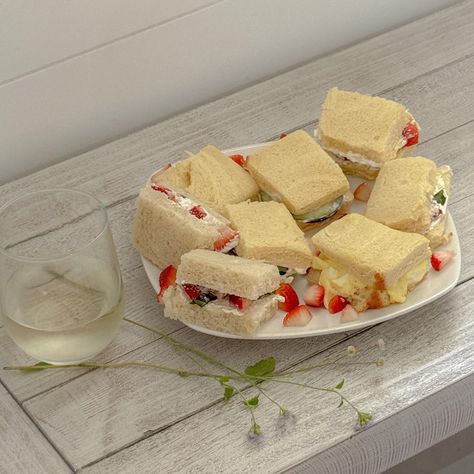 tea party sandwiches cucumber sandwich strawberry sandwich egg sandwich finger foods cute classy wildflowers Tea Sandwiches Aesthetic, Sandwich Strawberry, Cute Sandwiches, Tea Party Sandwiches Recipes, Tea Picnic, Strawberry Sandwich, Girls Picnic, Sandwich Egg, Cucumber Sandwich