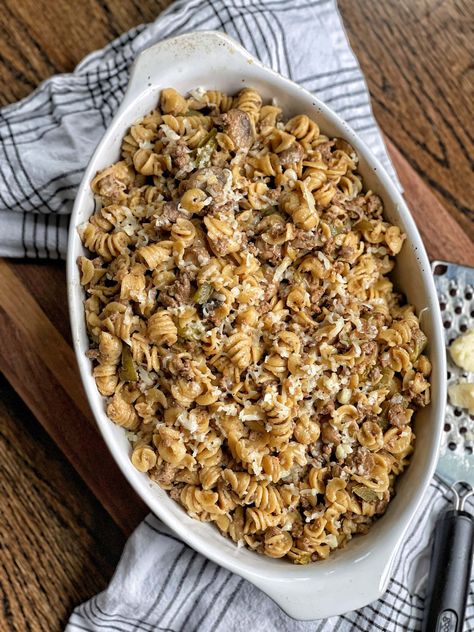 The flavors of a Philly Cheesesteak sandwich are transformed into a pasta dish with this Healthy One Pot Philly Cheesesteak Pasta.  This dish is simple, but flavorful and a fun change-up to your week night meal rotation.  Lean ground beef, green pepper, onion, and mushrooms combine to form the base of this recipe.  Rotini pasta is cooked in a combination of beef broth and water to flavor the dish as it cooks; finally, provolone cheese and cream cheese are stirred in for creaminess. If you are lo Sweet Savory And Steph, Philly Cheesesteak Pasta, Cheesesteak Pasta, Healthy Chicken Pot Pie, Meal Prep Menu, Steak Pasta, Gluten Free Vegetarian Recipes, Philly Cheesesteak, One Pot Dishes