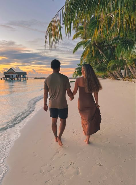 Couple Poses Maldives, Island Photo Ideas Couple, Couple Poses In Maldives, Couple Maldives Photo, Couple Pose Holiday, Holiday Poses Couples, Couples On Vacation Aesthetic, Couples Island Pictures, Goa Couple Photos