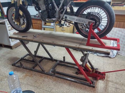 I always wanted to have a motorcycle lift, it helps when doing work on the bike.   And i always wanted one!!lol   So let´s have some picture... Diy Motorcycle Lift, Officine In Garage, Motorcycle Lift Table, Homemade Motorcycle, Motorcycle Lift, Bike Lift, Diy Motorcycle, Garage Bike, Lift Table