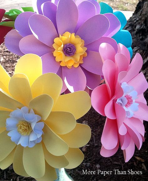 Paper Flowers Home Decor Birthday Party by morepaperthanshoes Big Paper Flowers, 25 Anniversary, Deco Ballon, Diy Fleur, Diy Flores, Fleurs Diy, Large Paper Flowers, Paper Flower Crafts, Paper Flower Backdrop